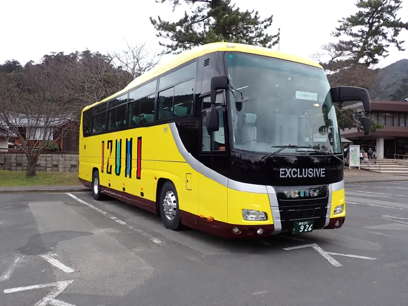 大型バスの画像