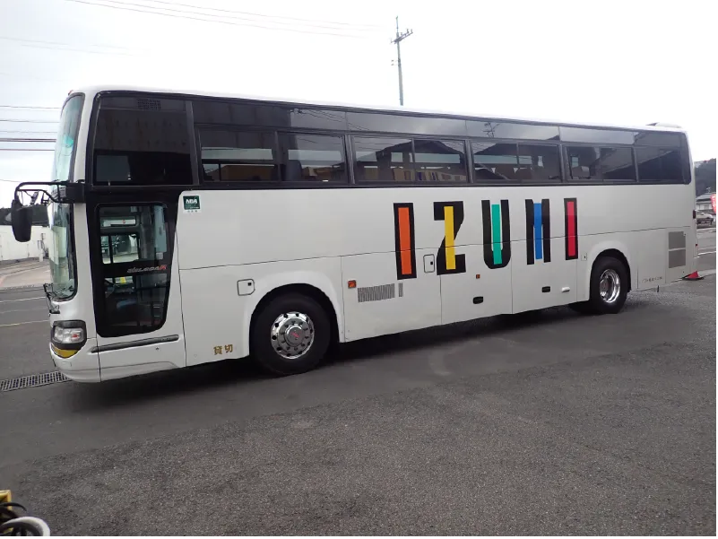 大型バスの画像